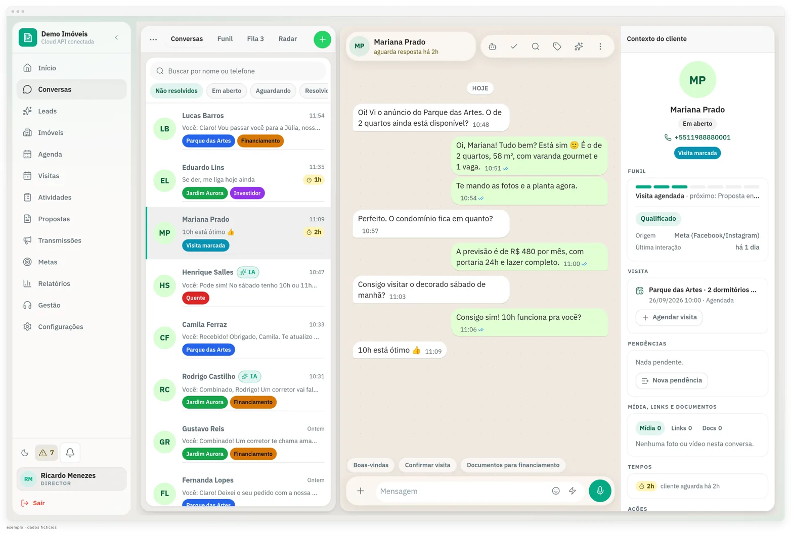 Tela de Conversas do CRM Vendas num notebook: à esquerda, a lista de conversas com o tempo de espera de cada cliente; no centro, a conversa com uma cliente que marcou visita para sábado às 10h; à direita, a ficha com a etapa do funil, a origem do anúncio e a visita agendada. Dados fictícios.