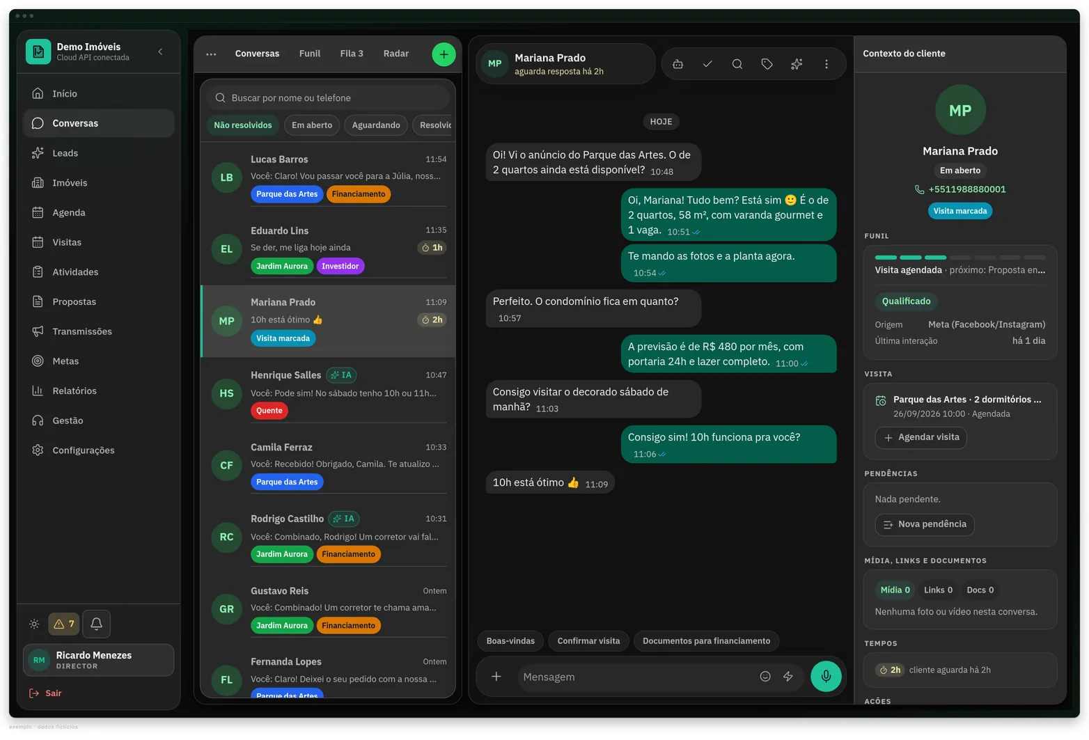 Tela de Conversas do CRM Vendas num notebook: à esquerda, a lista de conversas com o tempo de espera de cada cliente; no centro, a conversa com uma cliente que marcou visita para sábado às 10h; à direita, a ficha com a etapa do funil, a origem do anúncio e a visita agendada. Dados fictícios.