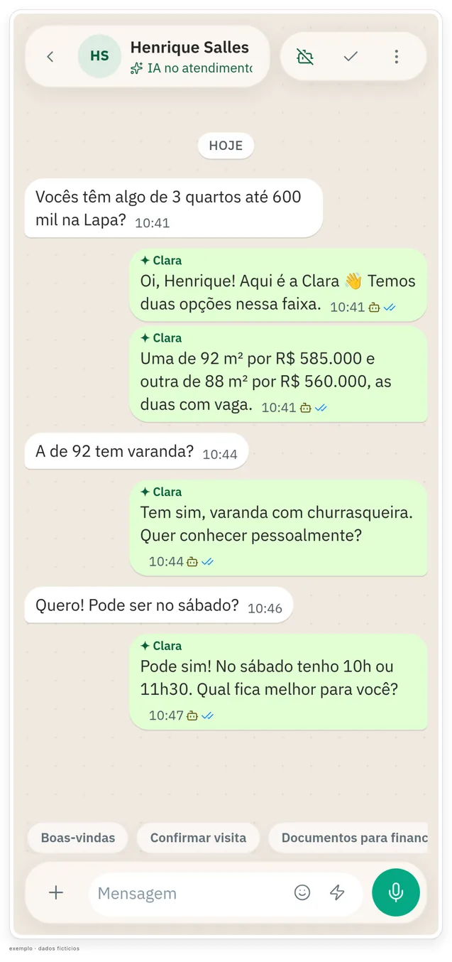 Celular com uma conversa de WhatsApp em que a Clara, agente de IA de exemplo, responde a um cliente que procura apartamento de 3 quartos e propõe horários de visita. Dados fictícios.