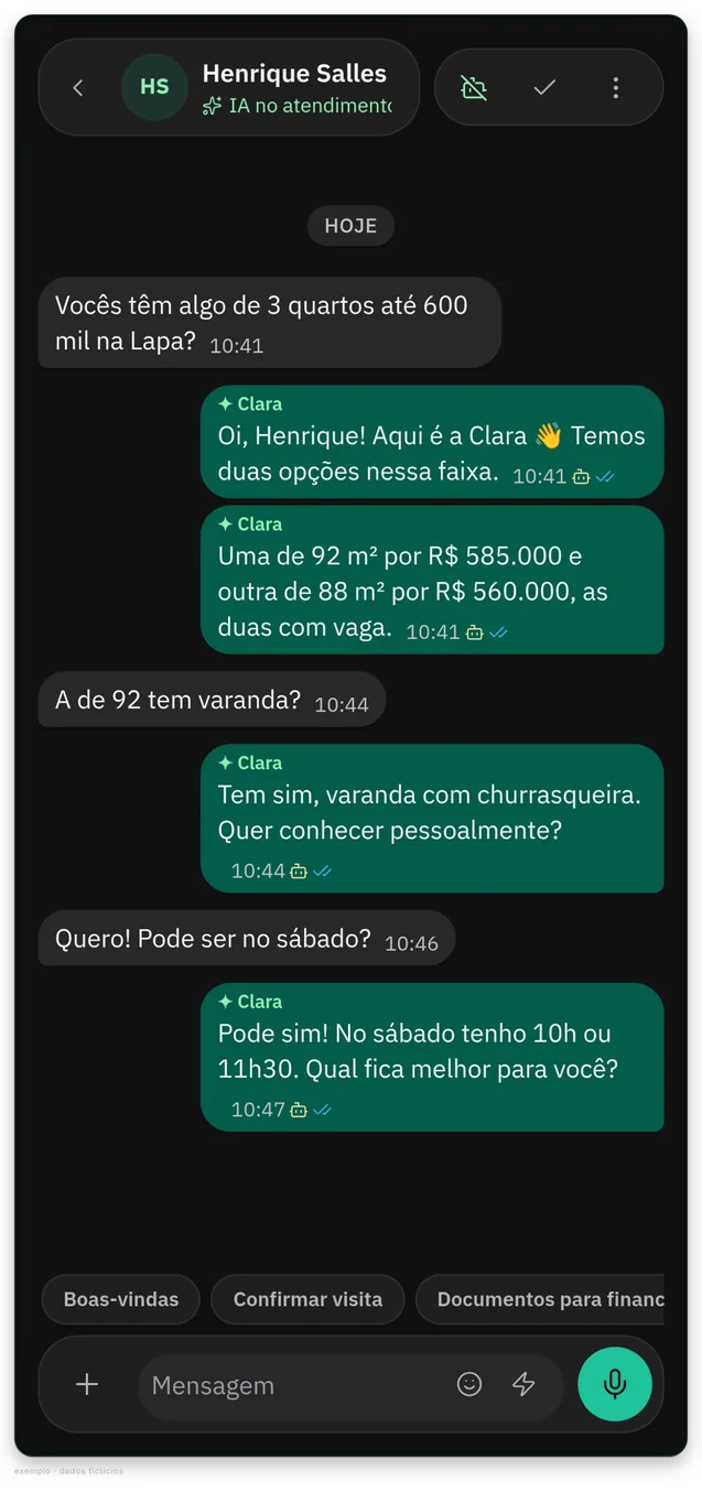 Celular com uma conversa de WhatsApp em que a Clara, agente de IA de exemplo, responde a um cliente que procura apartamento de 3 quartos e propõe horários de visita. Dados fictícios.